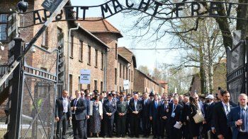 Una delegaci&oacute;n de Marcha por la Vida visitando un campo de exterminio en Polonia.