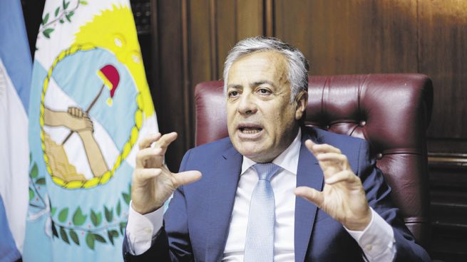 ensayo. El actual senador nacional se presentará este mes en la Feria del Libro de Mendoza con un ensayo en el que apuntará al sistema de coparticipación. El radical mira los recursos y la negociación con los gremios.