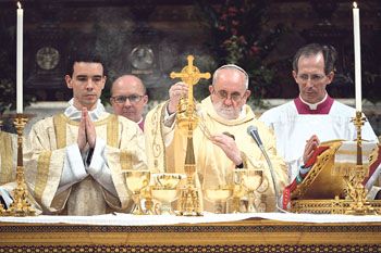 El papa argentino Francisco dio ayer la primera misa de su pontificado ante los cardenales en la Capilla Sixtina