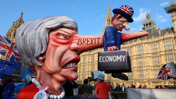 Un muñeco de Theresa May en las afueras del Parlamento británico.