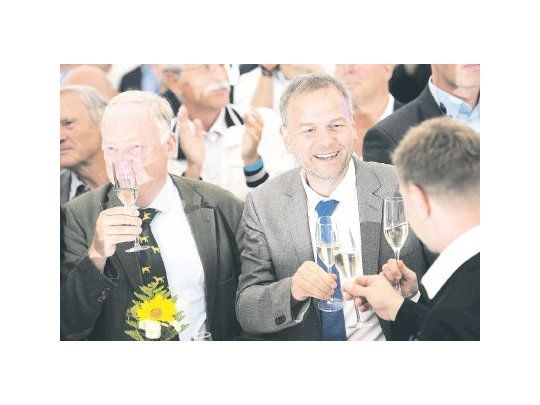 CELEBRACIÓN. Los principales candidatos de AfD, Leif-Erik Holm y Alexander Gaulard, celebran el segundo puesto en las elecciones regionales de Meclemburgo Pomerania Occidental.