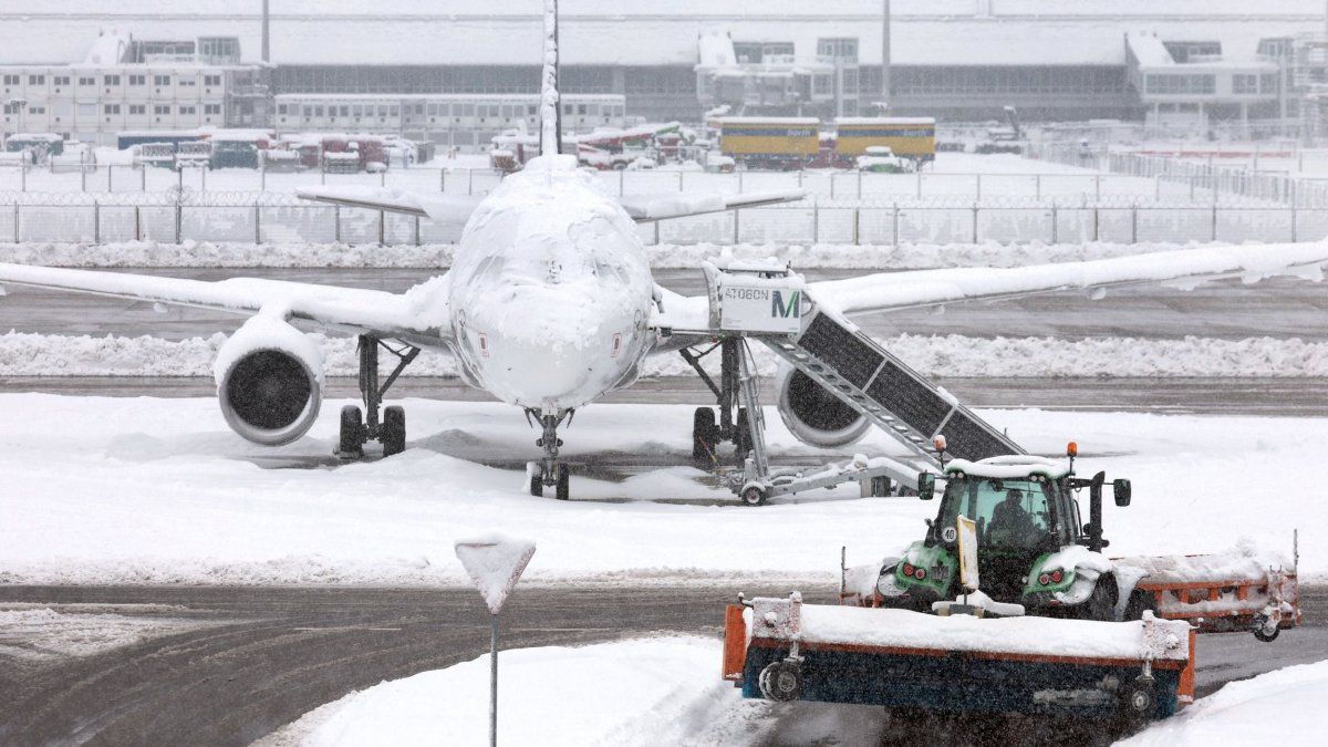 Stunning snowstorm canceled flights at Munich Airport