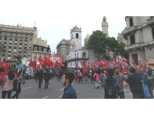 Agrupaciones de izquierda marcharon a una Plaza de Mayo blindada