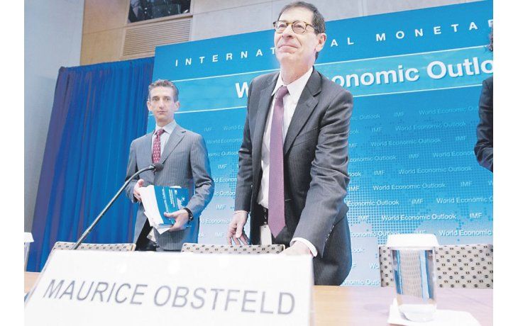 Voceros. Los técnicos Maurice Obstfeld y Gian María Milesi-Ferretti (atrás) fueron dos de los encargados de ofrecer las proyecciones del FMI para la economía mundial.