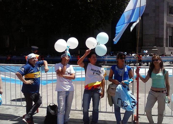 Crónica y fotos de una asunción acalorada en la Plaza de Mayo (foto 9)
