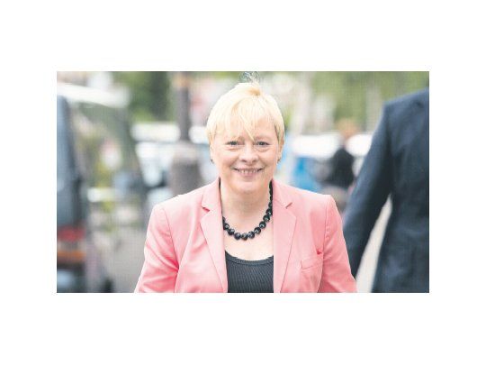 ¿Otra mujer a frente?