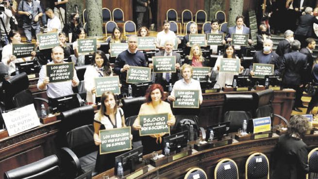 protesta. Legisladores del Frente de Todos, ayer en el recinto porteño.