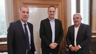 Santilli junto a Manuel Adorni y Raúl Jalil, oficiando en su nuevo rol ministerial. Santilli junto a Manuel Adorni y Raúl Jalil, oficiando en su nuevo rol ministerial.