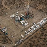 La compañía proyecta multiplicar entre tres y cuatro veces su producción actual en el país, pasando de unos 1.500 barriles diarios a un rango de entre 5.000 y 6.000 barriles hacia fines de este año. La compañía proyecta multiplicar entre tres y cuatro veces su producción actual en el país, pasando de unos 1.500 barriles diarios a un rango de entre 5.000 y 6.000 barriles hacia fines de este año.