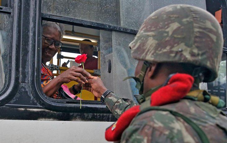 ámbito.com | Militares reparten flores.jpg