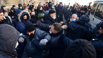 Manifestantes chocan con las fuerzas de seguridad.