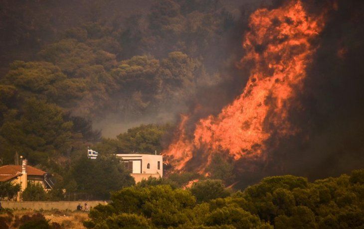 Evacuan dos pueblos al oeste de Grecia por incendios forestales