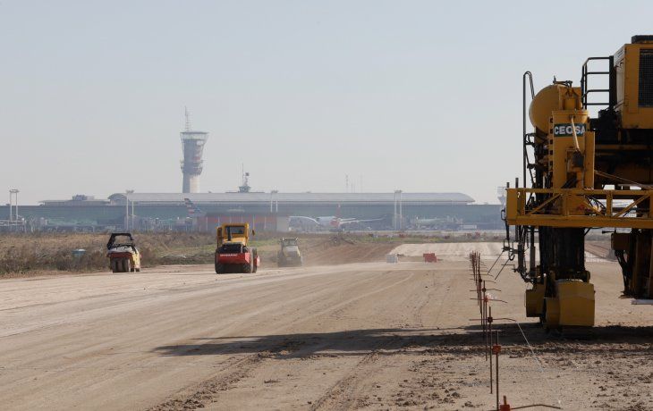 avanzan las obras en la pista del aeropuerto de ezeiza