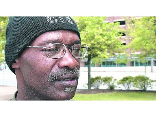 Edward carter. En el 2010 se descubrió que existían otras huellas que no correspondían a él. Pasó 35 años en prisión por un error.