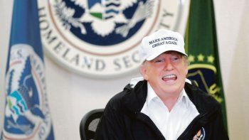 EN LA FRONTERA. El presidente Donald Trump visitó ayer la frontera sur en la ciudad de McAllen, Texas. Simplemente van adonde no hay seguridad y ni siquiera puede conocerse la diferencia entre México y Estados Unidos, dijo en una reunión con oficiales de patrulla fronteriza. Si tuviéramos una barrera de cualquier tipo, poderosa, ya sea de acero o de concreto... los detendríamos, insistió.