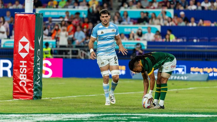 El seleccionado argentino alcanzó la final por segundo año consecutivo, pero cayó ante Sudáfrica por 35-7 en el partido decisivo. El seleccionado argentino alcanzó la final por segundo año consecutivo, pero cayó ante Sudáfrica por 35-7 en el partido decisivo.