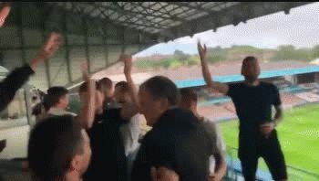 el loco festejo de bielsa con los jugadores tras consagrarse campeones