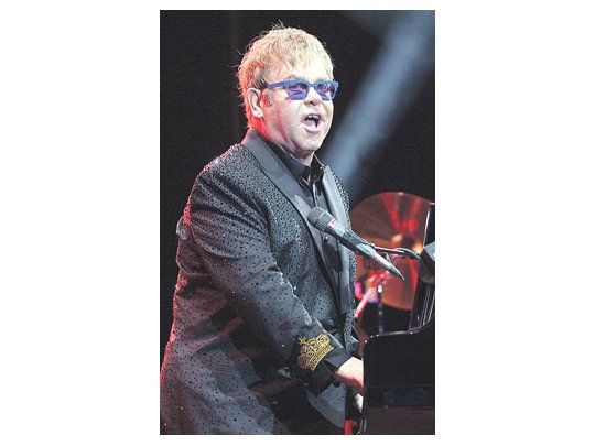 Un Vélez con buena cantidad de gente, pero sin «explotar», disfrutó del recital de Elton John, un prócer de la canción, que no necesita de recursos multimediáticos para cautivar al público.