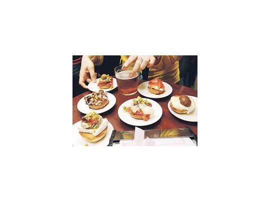 “Pincho y caña”, la conjunción de tapas y cerveza que alegra las tardes entre amigos en los bares ibéricos.