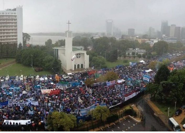 Una multitud en las puertas de los tribunales federales.