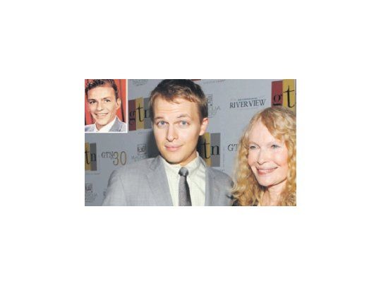 Mia Farrow dijo ayer que Ronan podría ser hijo de Sinatra y no de Woody Allen.  El sitio estadounidense “Page Six” publicó esta foto comparativa.