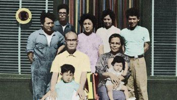 En la foto de portada del libro, una familia de inmigrantes japoneses frente a su tintorería. El comercio, ubicado en Lomas de Zamora, aún funciona.