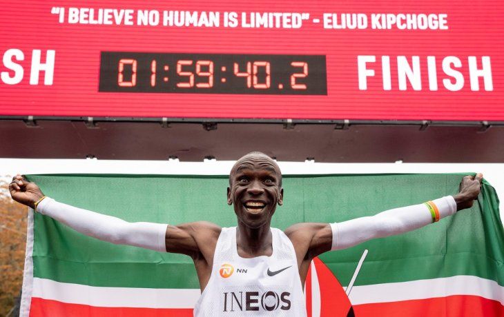 El 12 de octubre de 2019, el keniano Eliud Kipchoge, r&eacute;cord del mundo de marat&oacute;n, baj&oacute; de la barrera simb&oacute;lica de las 2 horas.