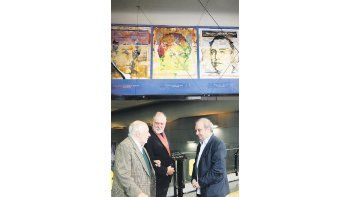 Arriba, los retratos de  los vecinos ilustres de Flores en la estación San Pedrito de la línea A: Baldomero Fernández Moreno, Alfonsina Storni, Hugo del Carril y Florencio Escardó. Al lado, Eugenio Cuttica (al centro) con Guillermo Roux y el ministro Hernán Lombardi.