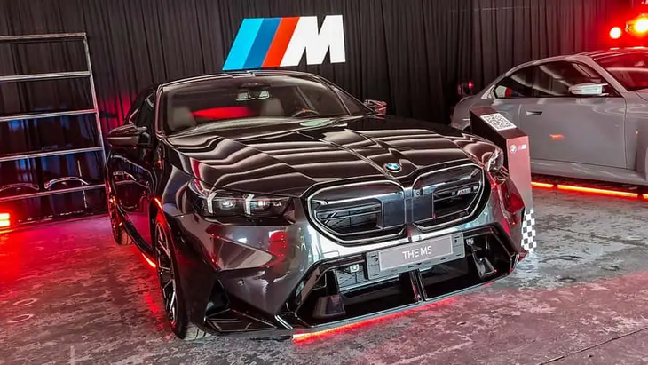 Among the main novelties, the new generation of the BMW M5 was highlighted, which reaches the local market with a Vinpower Turbo 727 hp and MPRIVE integral traction, becoming the most powerful model of the brand in Argentina. Its price starts at US $ 279,900.