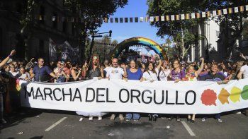 multitudinaria marcha del orgullo de plaza de mayo a congreso