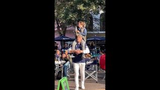 un nene se perdio en san telmo y se hizo viral: eduardo, veni a buscar a juan cruz