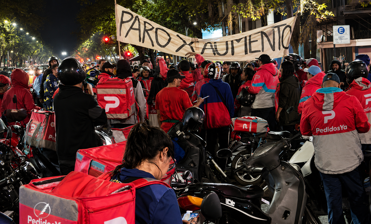 Repartidores de PedidosYa protestaron en Neuquén el 5 de abril de 2026 para reclamar mejores pagos, mayor seguridad y compensaciones por viajes largos.