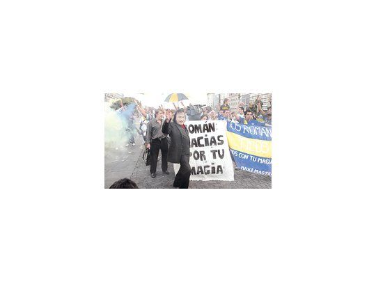 Con el imitador de Sandro a la cabeza, un grupo de hinchas hizo un banderazo en apoyo de Riquelme en el Obelisco. Fueron pocos, pero hicieron ruido.