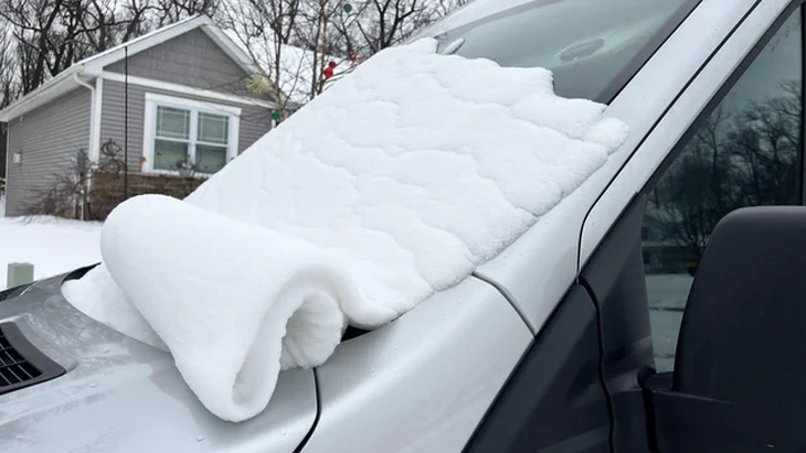 Putting a blanket to the car can avoid frost in the glass. Putting a blanket to the car can avoid frost in the glass.