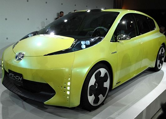 Toyota, presentó el FT-CH, que funcionará con gasolina y electricidad.