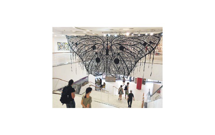 ámbito.com | La dramática e inmensa mariposa negra de Andrés Paredes que abre la muestra.