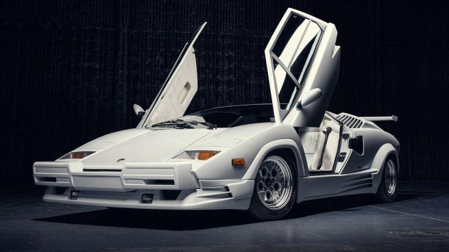 Es un modelo de Lamborghini llamado Countach. 