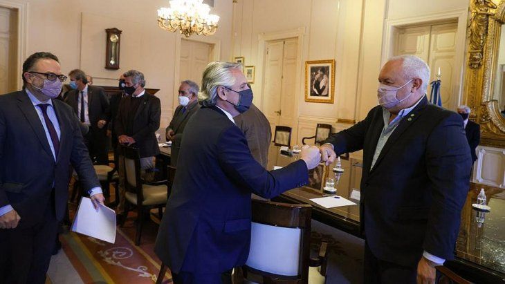 El presidente Alberto Fern&aacute;ndez junto al ministro de Desarrollo Productivo, Mat&iacute;as Kulfas y de Agricultura, Ganader&iacute;a y Pesca, Luis Basterra.