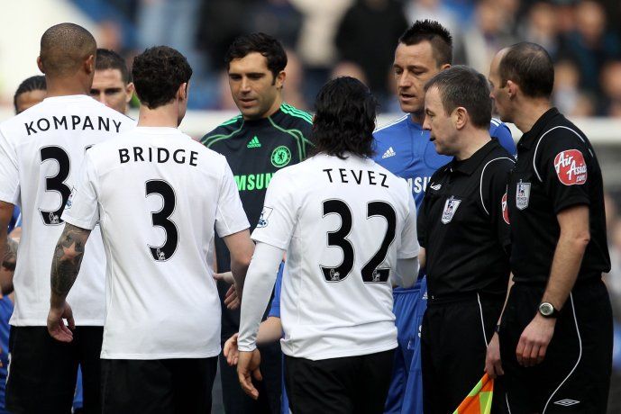 La imagen que recorrió el mundo: Bridge rechazó el saludo de Terry en el duelo entre el Chelsea y Manchester City. La imagen que recorrió el mundo: Bridge rechazó el saludo de Terry en el duelo entre el Chelsea y Manchester City.