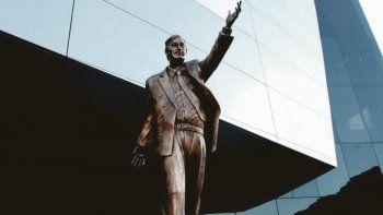 Acto. La escultura de Néstor Kirchner traída desde la exsede ecuatoriana.&nbsp;