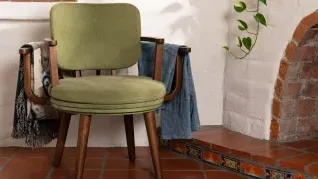 El invento propone una manera muy simple de renovar la típica silla con ropa. El invento propone una manera muy simple de renovar la típica silla con ropa.