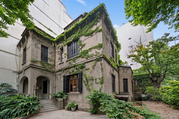 Fachada del inmueble famoso por la serie El Jardín de Bronce, está en una zona dinámica del barrio Fachada del inmueble famoso por la serie El Jardín de Bronce, está en una zona dinámica del barrio