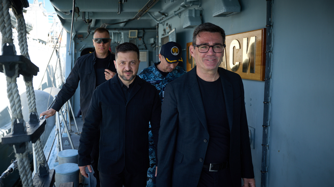 Andy Burnham y Volodimir Zelenski mantuvieron su primera reunión bilateral en una base naval británica, donde el premier confirmó un nuevo respaldo militar a Ucrania.