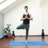 La postura del árbol ayuda a fortalecer distintas partes del cuerpo a la vez. La postura del árbol ayuda a fortalecer distintas partes del cuerpo a la vez.