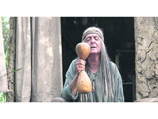 Assante. El actor interpreta a un chamán que recuerda al Sai Baba.