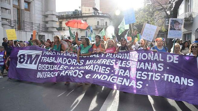 Comenzó la movilización por el Día Internacional de la Mujer hacia Plaza de Mayo.