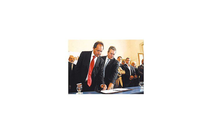 Daniel Scioli, junto al intendente de Bahía Blanca, Cristian Breinstestein, ayer durante la firma de laadhesión al Fondo Federal Sojero.