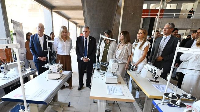Osvaldo Jaldo junto a la ministra de Educación, Susana Montaldo, durante la entrega de equipamiento para escuelas en la previa del inicio de las clases.