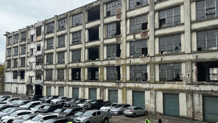 Interior y exterior del edificio con sectores aún sin intervenir, donde se observan galerías y patios que formarán parte del recorrido de Casa FOA 2026 Interior y exterior del edificio con sectores aún sin intervenir, donde se observan galerías y patios que formarán parte del recorrido de Casa FOA 2026