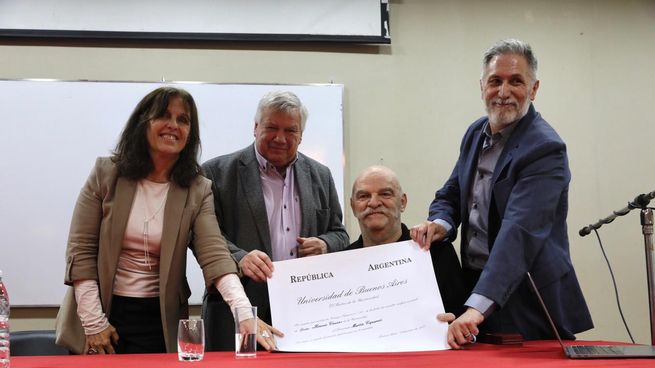 Martín Caparrós recibió el doctorado honoris causa de la UBA.